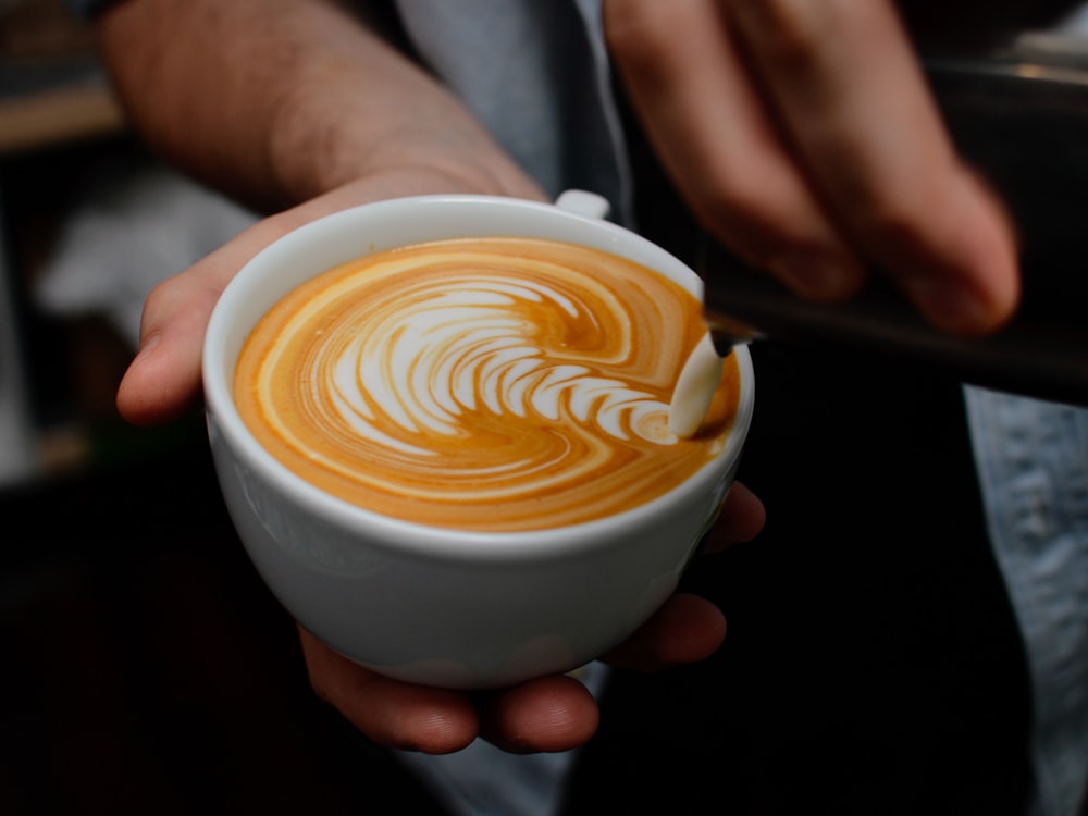 Barista preparando un café en La Molienda